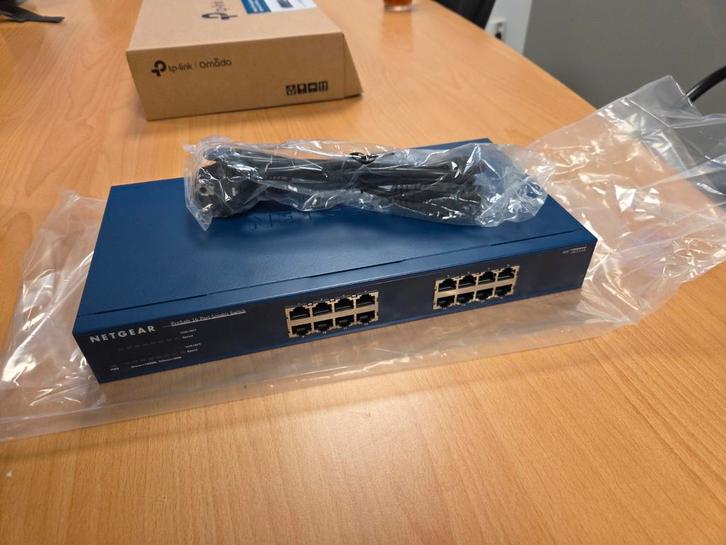 Netgear JGS516 16-Poorts Gigabit Switch, Computers en Software, Netwerk switches, Zo goed als nieuw, Ophalen of Verzenden
