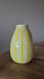 Gele gestreepte vaas - 20cm hoog, Huis en Inrichting, Woonaccessoires | Vazen, Ophalen, Aardewerk of Porselein, Minder dan 50 cm