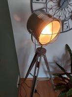 Industriële Vloerlamp met Houten Driepoot, Huis en Inrichting, Lampen | Vloerlampen, Ophalen, Zo goed als nieuw, 150 tot 200 cm