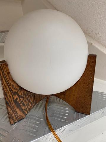 Vintage Globe Lamp met Houten Voet beschikbaar voor biedingen