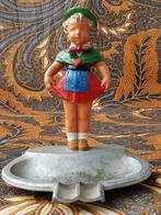 Zeldzame antieke asbak uit Engeland met een meisje 13,2 cm.