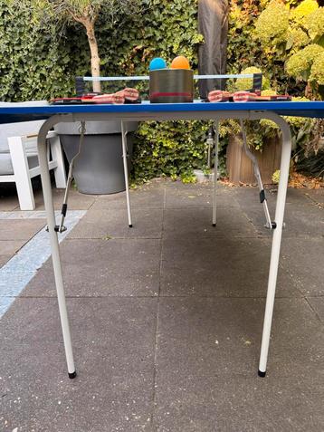 Kleine inklapbare tafeltennistafel met batjes beschikbaar voor biedingen
