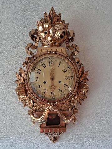 Antieke goudkleurige wandpendule - herstelklok beschikbaar voor biedingen