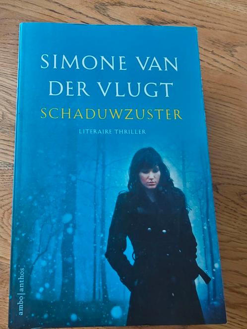 Simone van der Vlugt - Schaduwzuster, Boeken, Thrillers, Zo goed als nieuw, Nederland, Ophalen of Verzenden