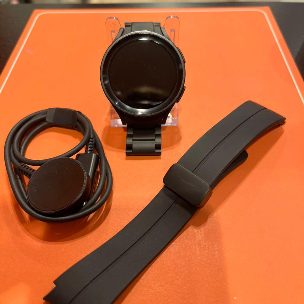 Galaxy Watch5 Pro. Zowel Stalen als rubberen band, Samsung, Zo goed als nieuw, Support@Samsung.com, 129, Samsung-ro, Yeongtong-gu
Suwon-si, Gyeonggi-do 16677
South Korea