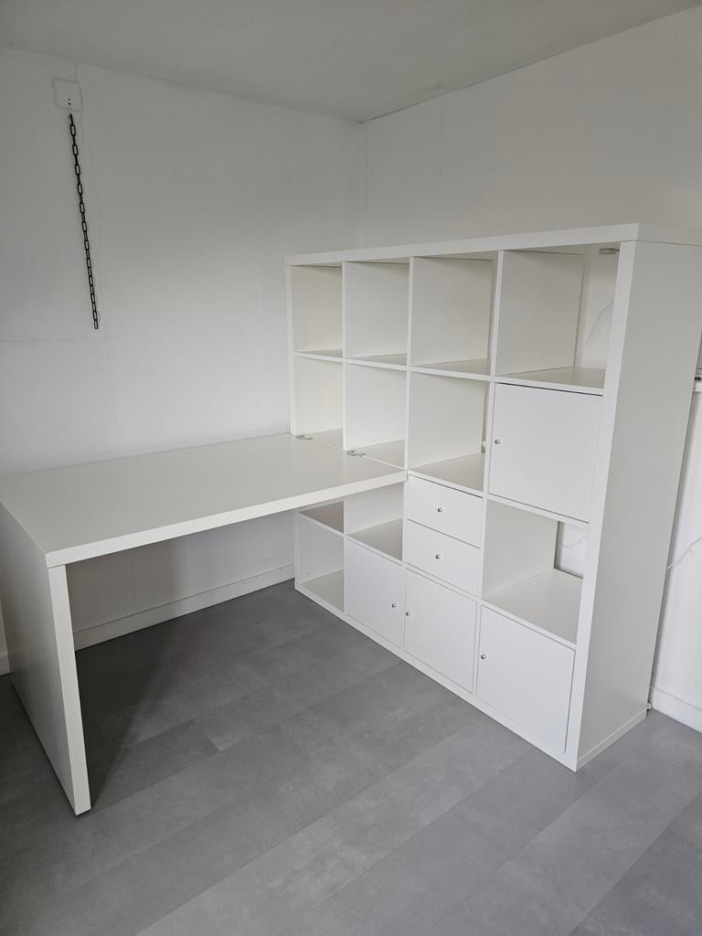 Ikea kallax vakkenkast met deurtjes bureau en verlichting, Ophalen of Verzenden, Zo goed als nieuw