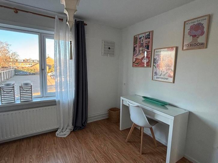 IKEA MALM toilettafel bureau met la en glazen bovenblad !!, Huis en Inrichting, Tafels | Kaptafels, Zo goed als nieuw, Minder dan 100 cm