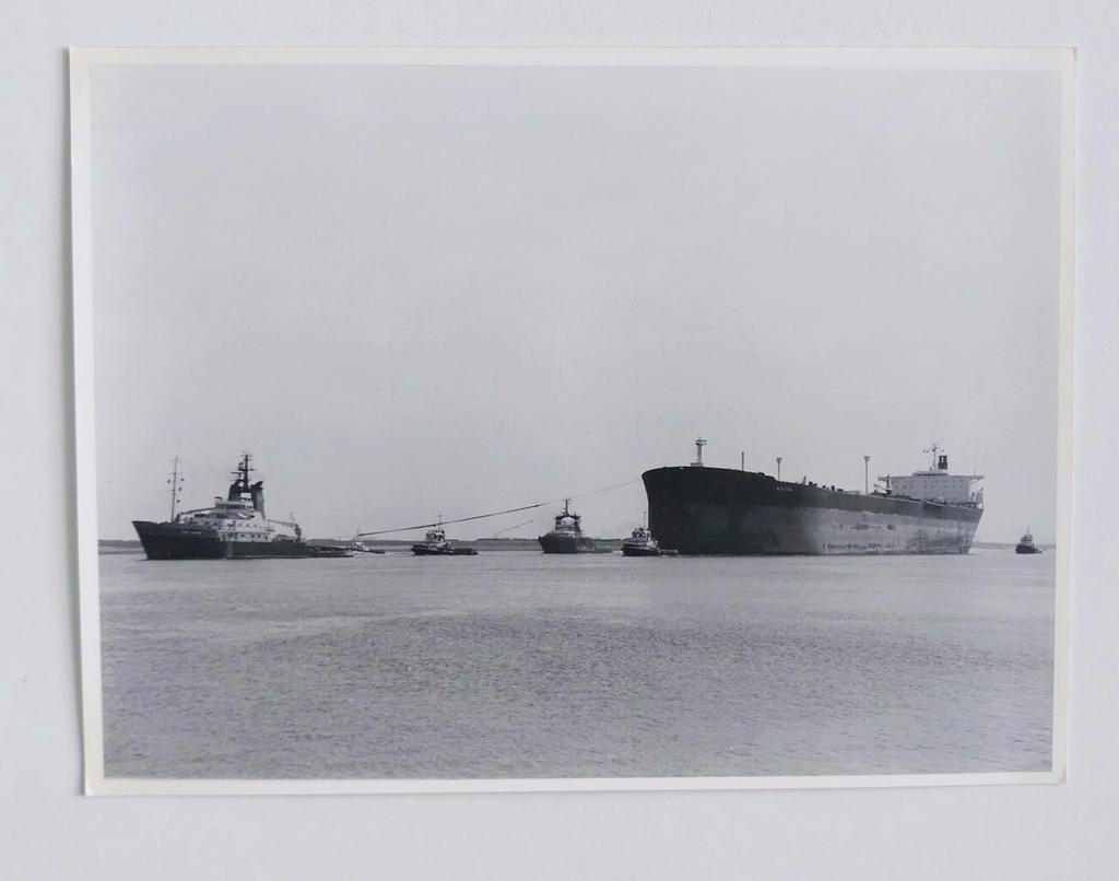 Smit London met op sleep de tanker Neiva., Verzamelen, Scheepvaart, Ophalen of Verzenden, Kaart, Foto of Prent