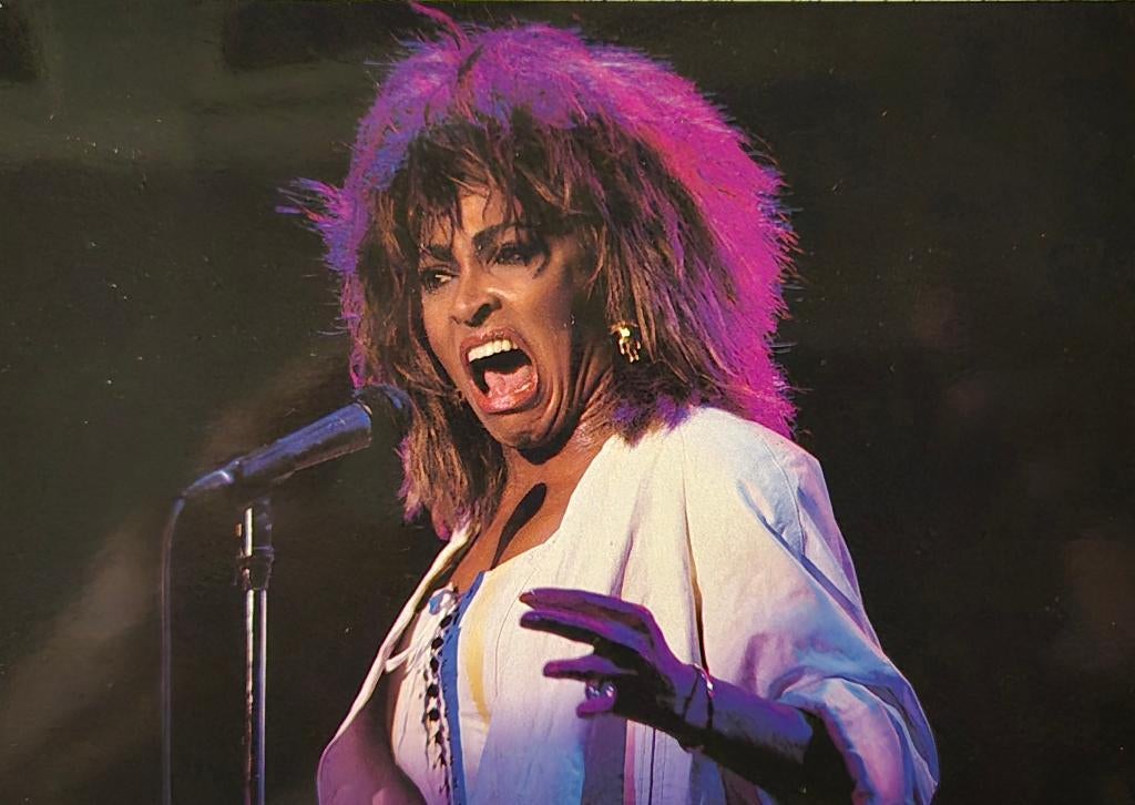 Ansichtkaart Tina Turner + postzegel Tina Turner, Verzamelen, Ophalen of Verzenden, 1980 tot heden, Gelopen, Sterren en Beroemdheden