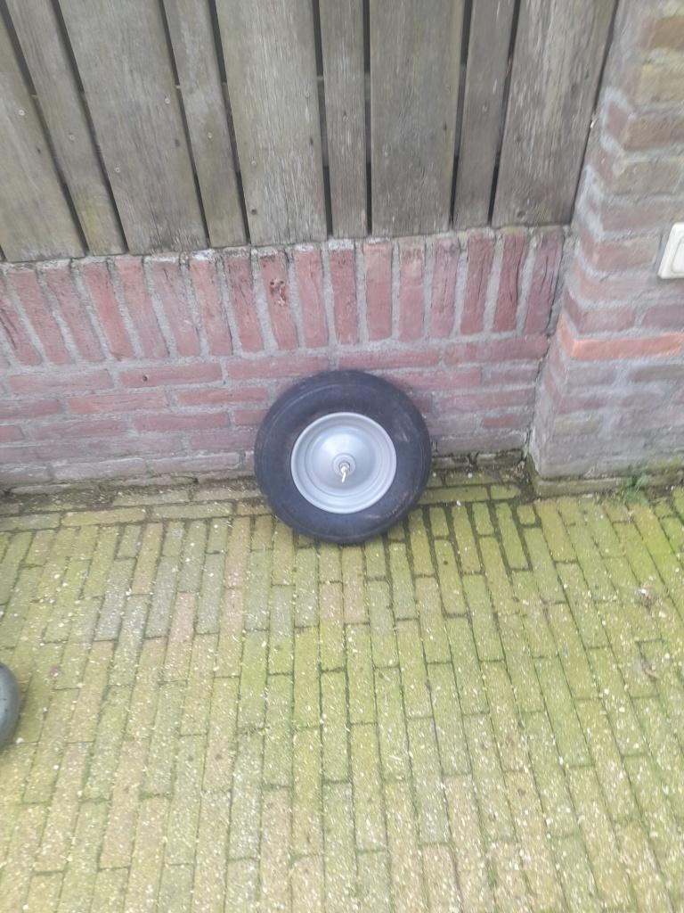 kruiwagenwiel stalen velg, Ophalen, Eenwielig, Onbekend, Zo goed als nieuw