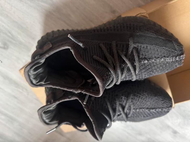 Adidas Yeezy Boost 350 V2 Zwarte  en red Sneakers, Kleding | Dames, Schoenen, Gedragen, Sneakers of Gympen, Zwart, Ophalen of Verzenden