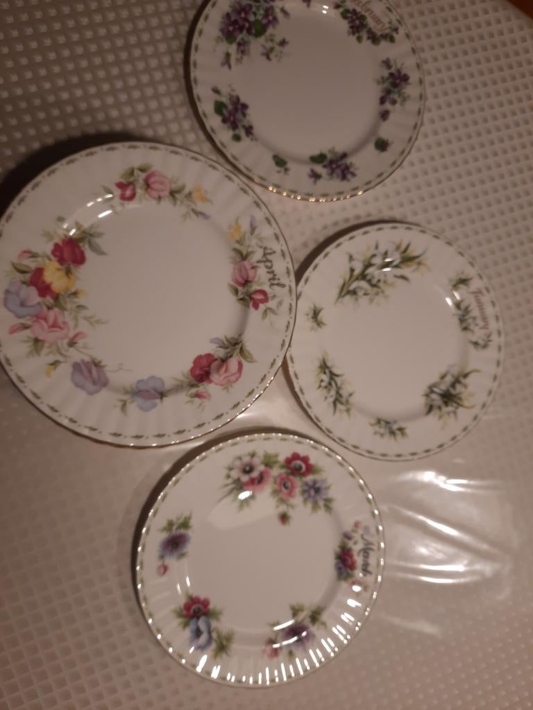 Diverse Royal Albert  flower of the month.ontbijtborden., Verzamelen, Porselein, Kristal en Bestek, Ophalen of Verzenden, Zo goed als nieuw