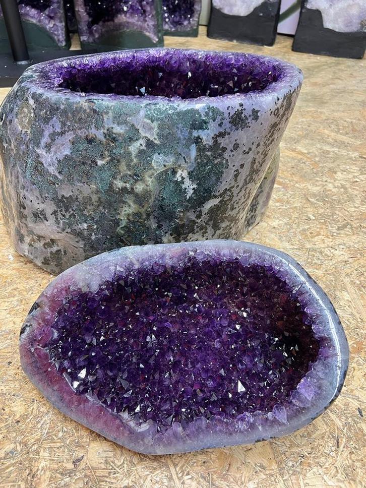 Amethist geode+deksel (40) diep paars, prachtige kristallen, Verzamelen, Mineralen en Fossielen, Mineraal, Ophalen of Verzenden