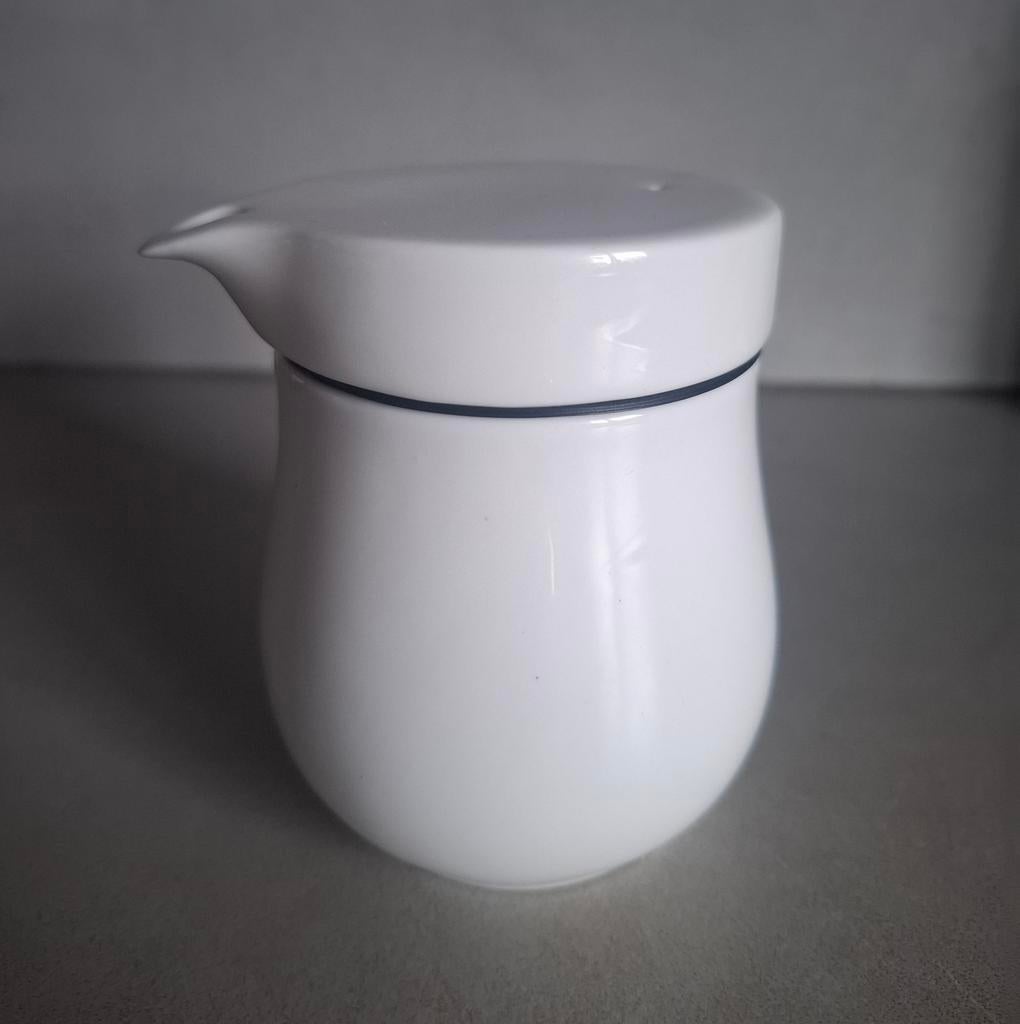 Wit porseleinen melkkannetje, sauskannetje met deksel, Overige typen, Ophalen of Verzenden, Zo goed als nieuw, Overige stijlen