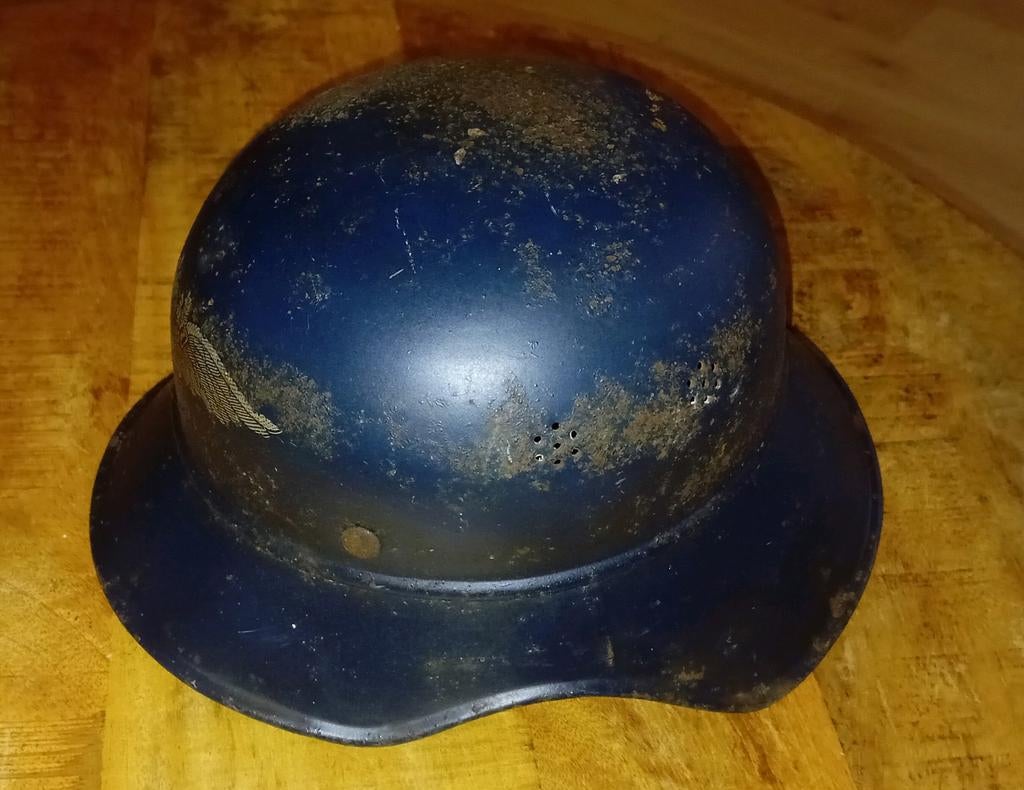 Luftschutz Gladiator Helm, Decal 80% Aanwezig!, Verzamelen, Ophalen of Verzenden, Landmacht, Duitsland, Helm of Baret