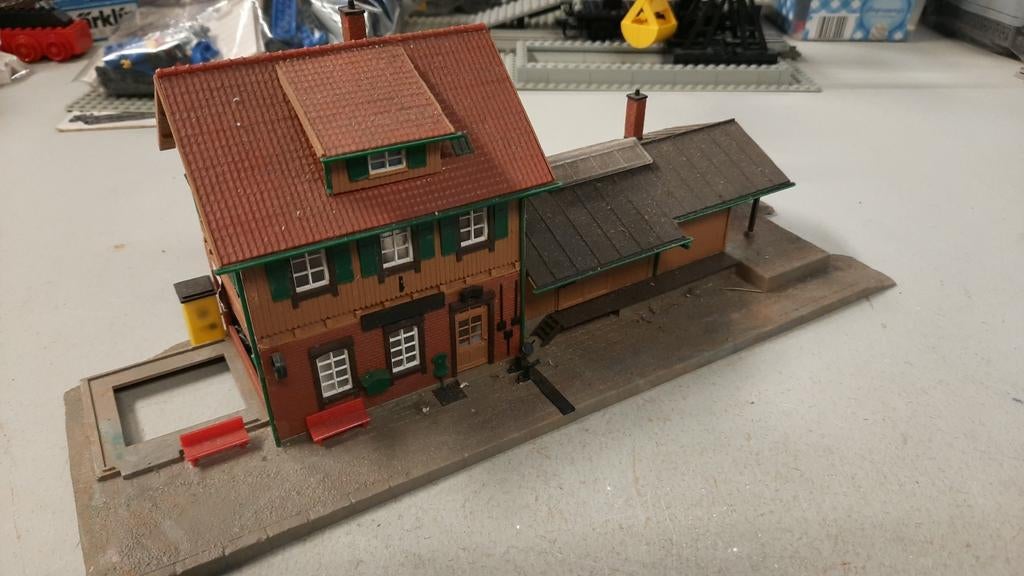 Station mist bij gebouw ho, Hobby en Vrije tijd, Modeltreinen | H0, Gebruikt, Brug, Tunnel of Gebouw, Ophalen of Verzenden, Fleischmann