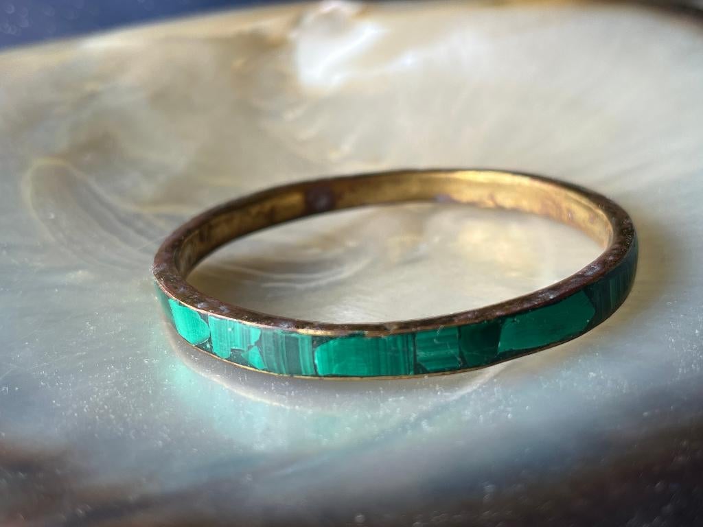 Vintage groene bangle armband met malachiet, Sieraden, Tassen en Uiterlijk, Antieke sieraden, Armband, Overige materialen, Met edelsteen