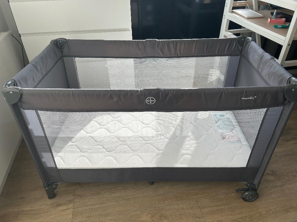 Travel cot with foam mattress, high chair and baby bath, Kinderen en Baby's, Kinderkamer | Overige Meubels, Zo goed als nieuw