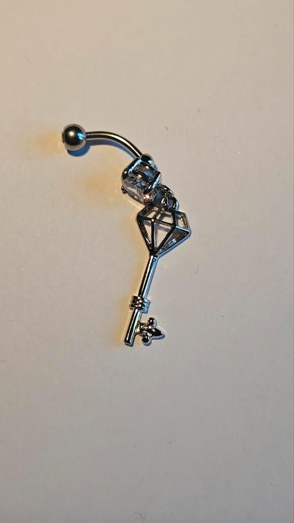 Navelpiercing met strass sleutel, Sieraden, Tassen en Uiterlijk, Piercings, Nieuw, Navelpiercing, Staal, Met strass, Ophalen of Verzenden