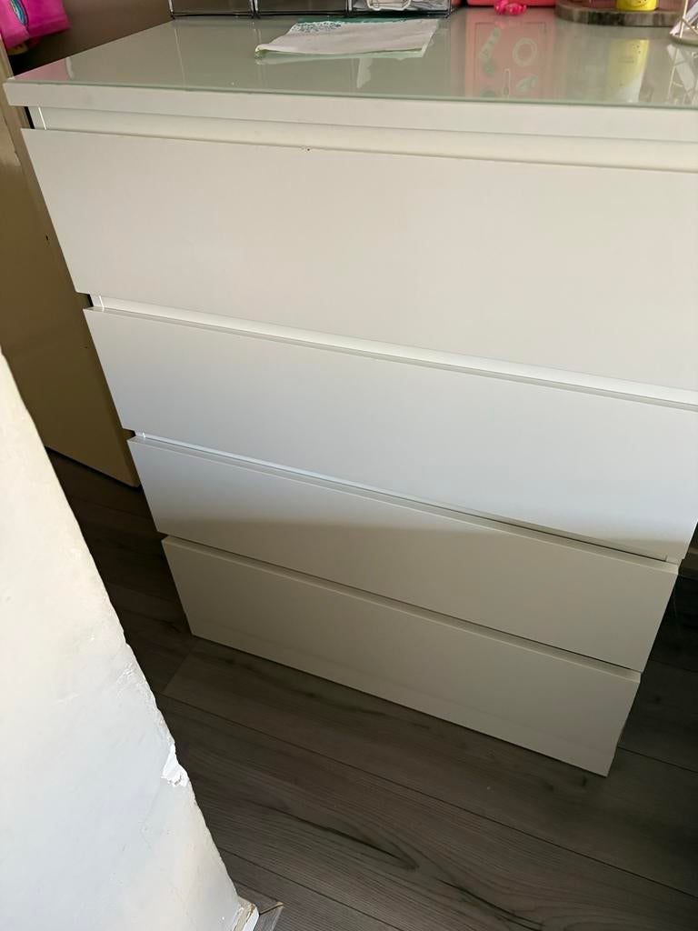 Malm ladekast met glasplaat - Wit, 4 lades, Gebruikt, Glas, 3 of 4 laden, Minder dan 100 cm