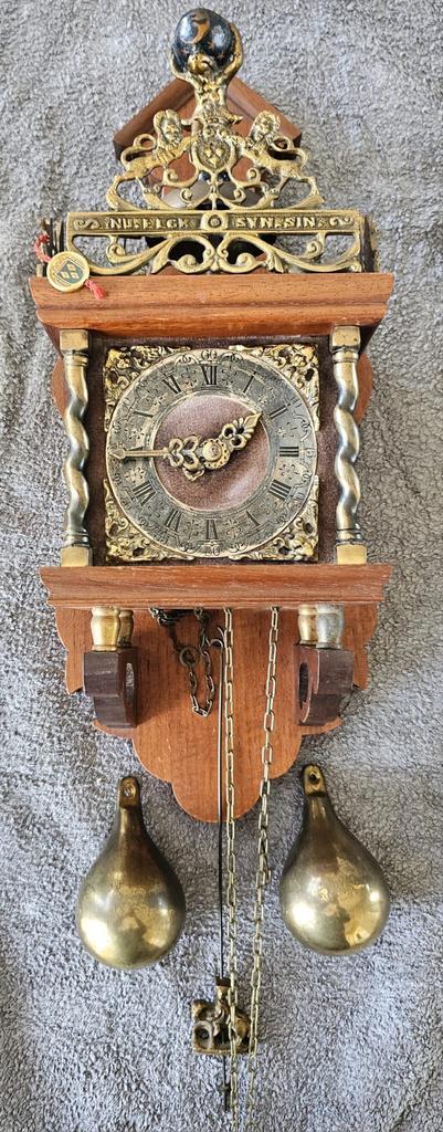 Nu Elck Syn Sin Zaanse Antieke Wandklok met gewichten, Antiek en Kunst, Antiek | Klokken, Ophalen