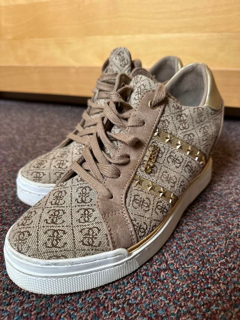 Guess sneakers met logo print en sterren, Ophalen of Verzenden, Gedragen, Bruin, Sneakers of Gympen