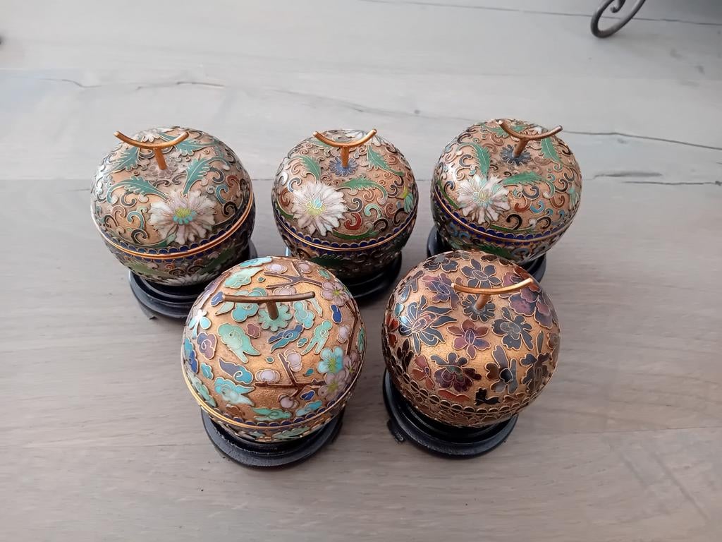 Cloisonné vintage appels met houten onderstel - per stuk, Antiek en Kunst, Antiek | Overige Antiek, Ophalen of Verzenden