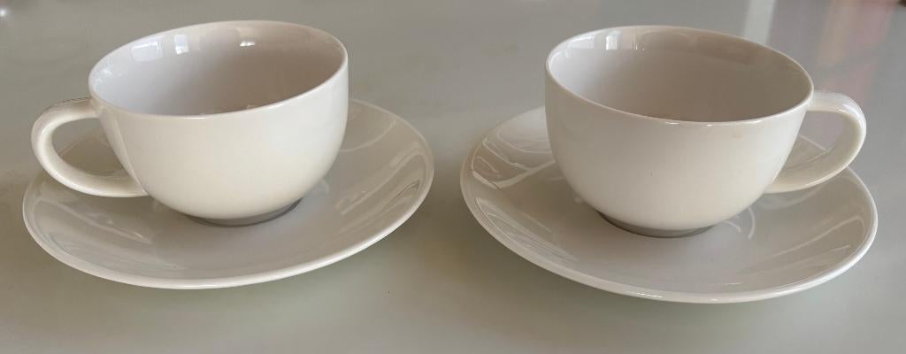 Twee grote witte 24h Arabia koppen met schotels, Huis en Inrichting, Keuken | Servies, Zo goed als nieuw, Kop(pen) en/of Schotel(s)