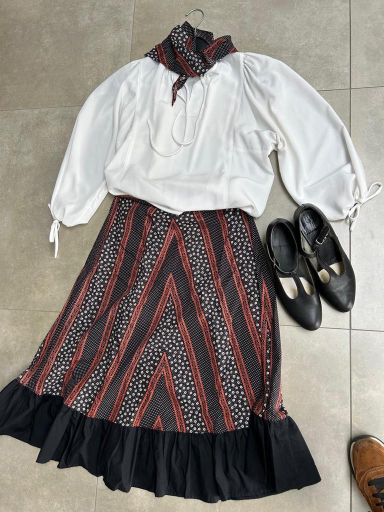 Volksdans kleding set met schoenen, Wit, Zo goed als nieuw, Onder de knie, Ophalen