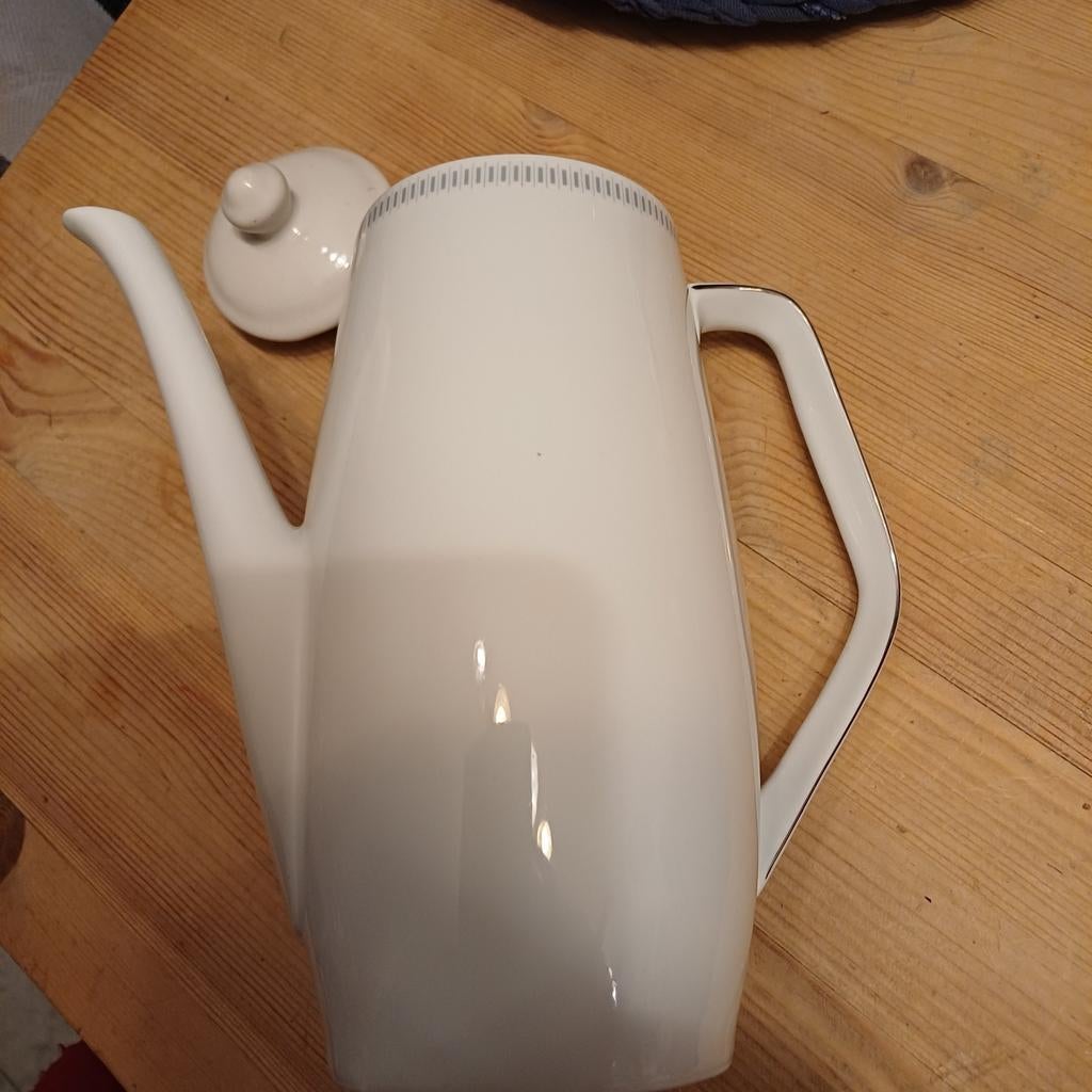 Witte koffiepot met deksel porselein vedette, Huis en Inrichting, Ophalen of Verzenden, Porselein, Overige stijlen, Overige typen