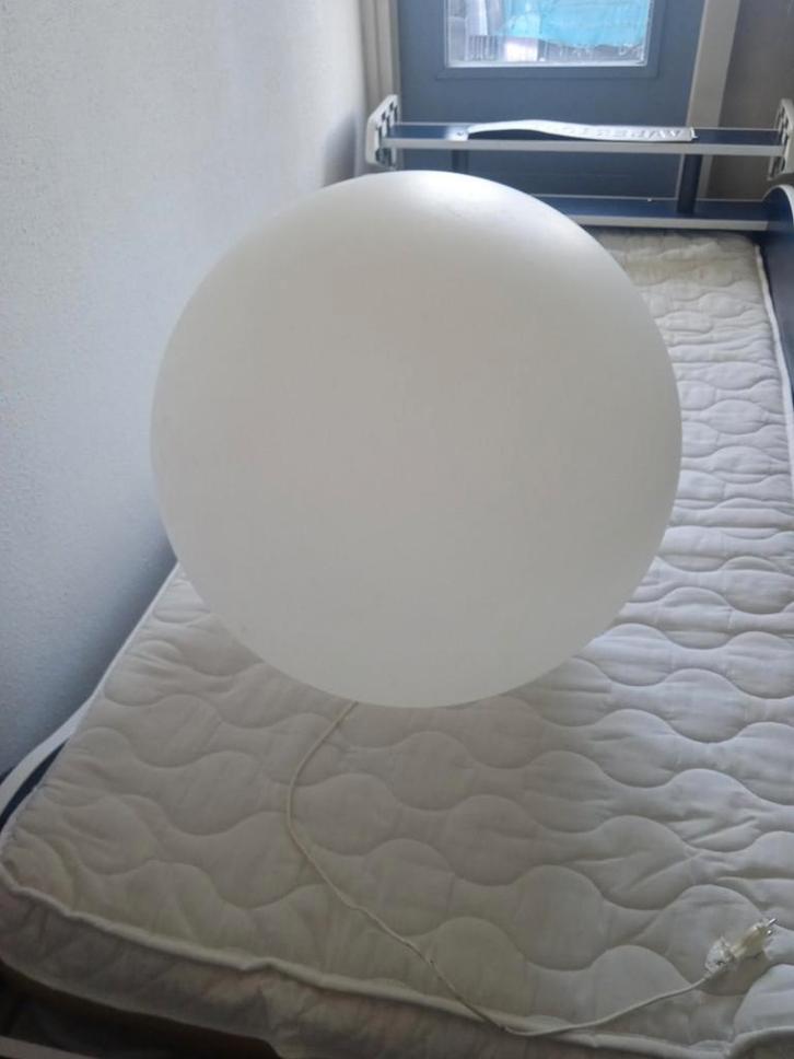 Grote Witte Bol Lamp met Kleurrijke Lichteffecten, Huis en Inrichting, Lampen | Vloerlampen, Gebruikt, Minder dan 100 cm, Kunststof