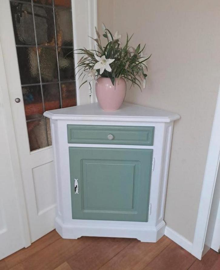 Charmant olijfgroen hoekmeubel met witte accenten, Huis en Inrichting, Kasten | Overige, Ophalen