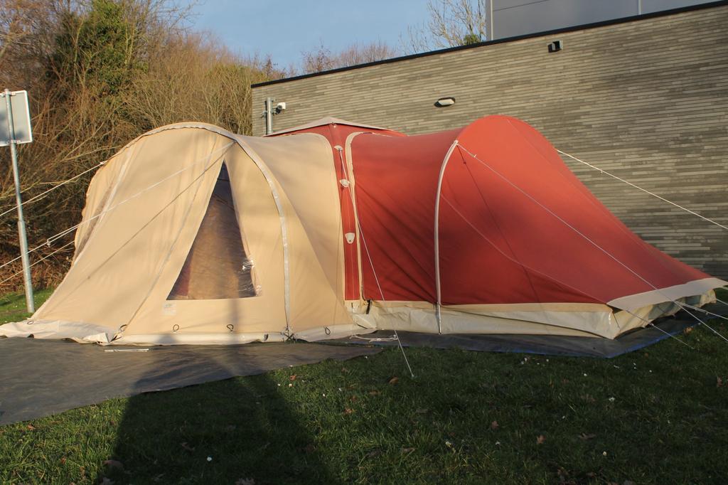 Karsten oppompbare tent 300 bordeaux rood met slaapaanbouw u, Caravans en Kamperen, Ophalen, Zo goed als nieuw, Tot en met 6