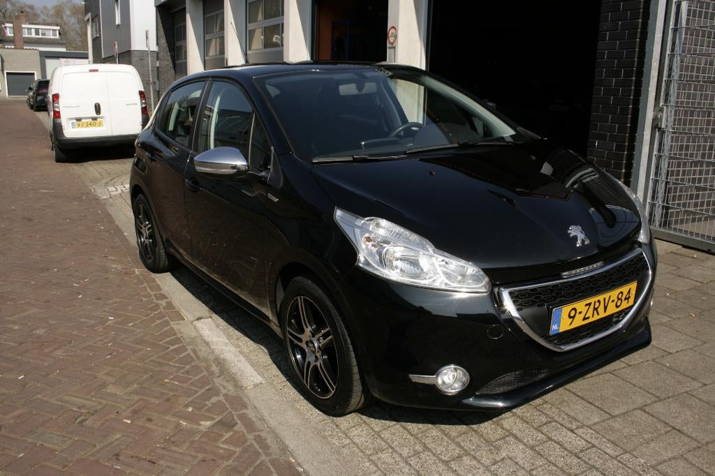 Peugeot 208 1.2 VTI 60KW/82PK 5-D 2013 Zwart, Auto's, Peugeot, Euro 5, Stof, 1199 cc, Zwart