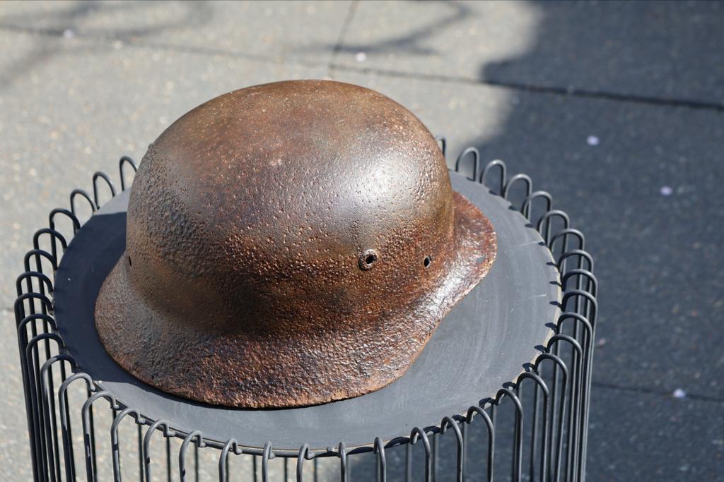 Originele Duitse M40 helmschaal (bodemvondst), Ophalen of Verzenden, Landmacht, Duitsland, Helm of Baret