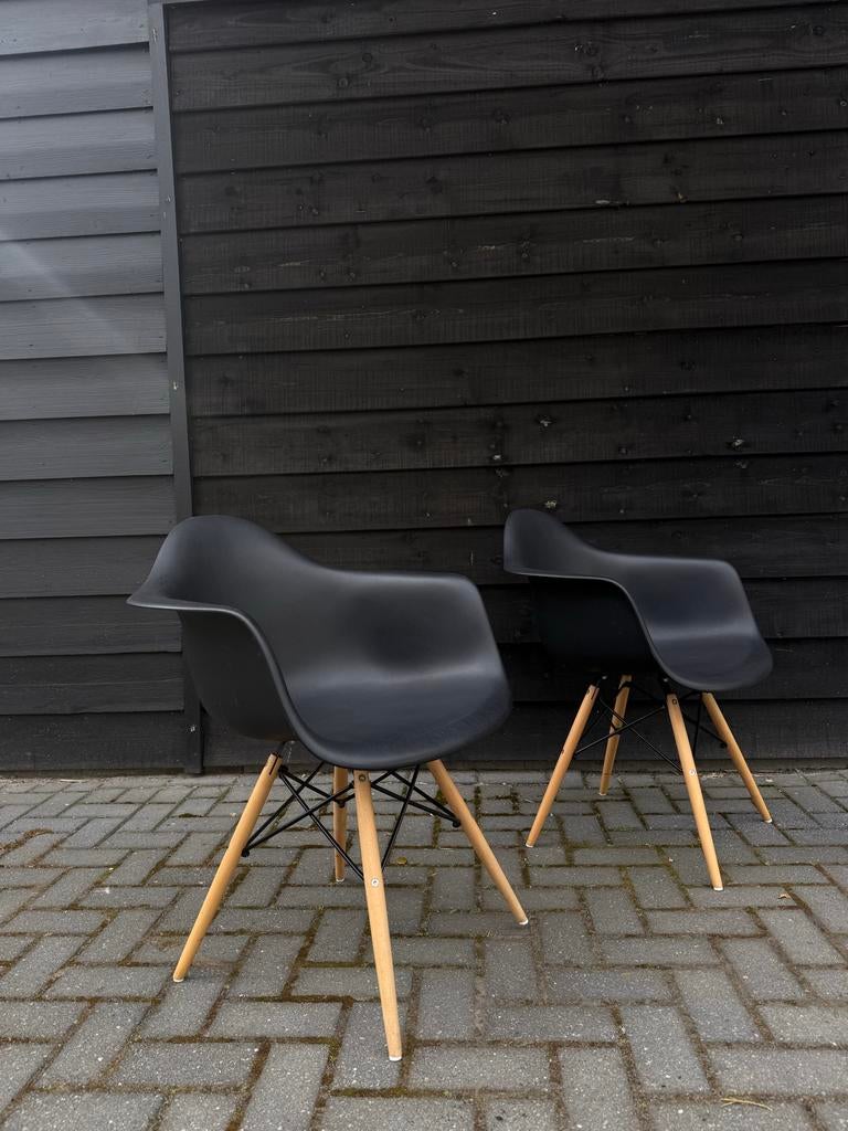 Vijf moderne zwarte kuipstoelen met houten poten!, Ophalen, Kunststof, Gebruikt, Zwart