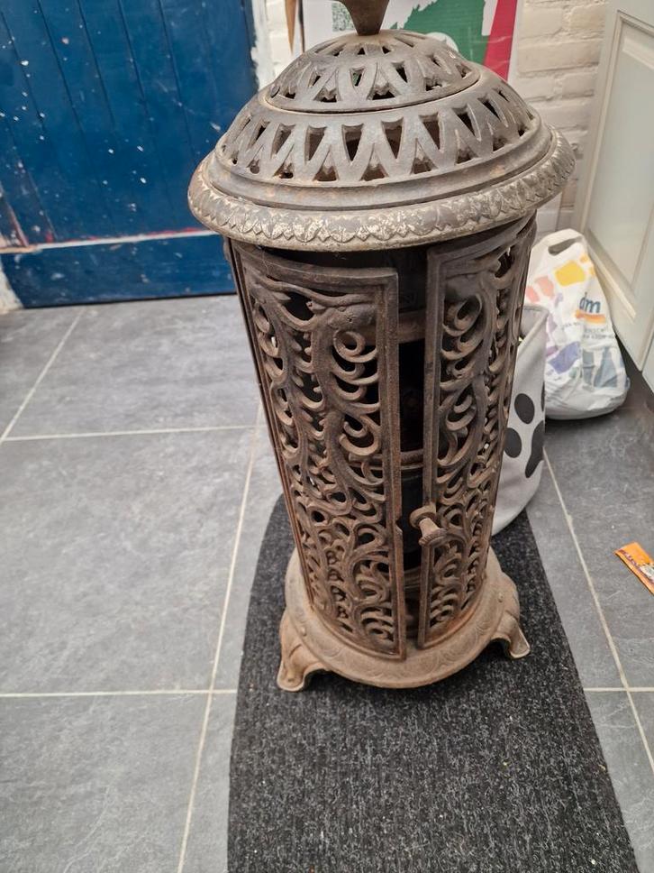 Antieke gietijzeren kachel met 2 oude strijkijzers, Antiek en Kunst, Antiek | Woonaccessoires, Ophalen