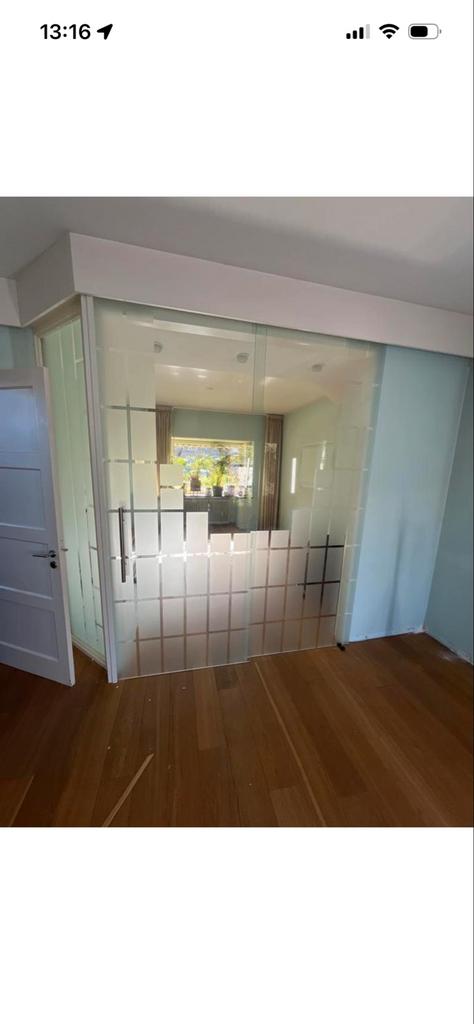 Twee elegante glazen schuifdeuren met modern patroon, Doe-het-zelf en Verbouw, Glas en Ramen, Ophalen, Gebruikt, 80 tot 120 cm
