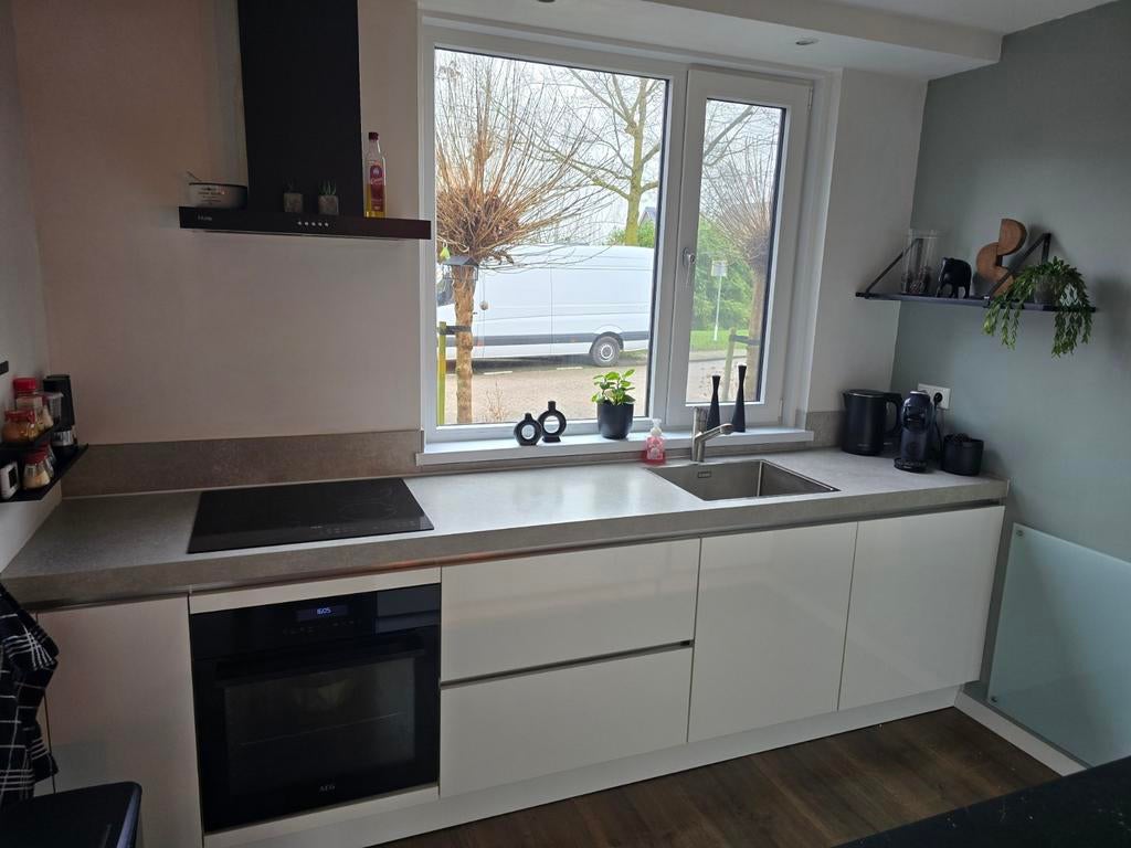 Hoogglans witte keuken met betonlook blad en bar, Ophalen, Gebruikt, Wit