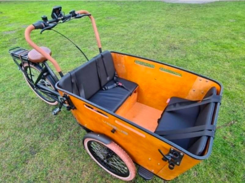 Elektrischbakfiets met nieuw regenhuif weinig mij gefietst, Fietsen en Brommers, Fietsen | Bakfietsen, Ophalen of Verzenden, Zo goed als nieuw