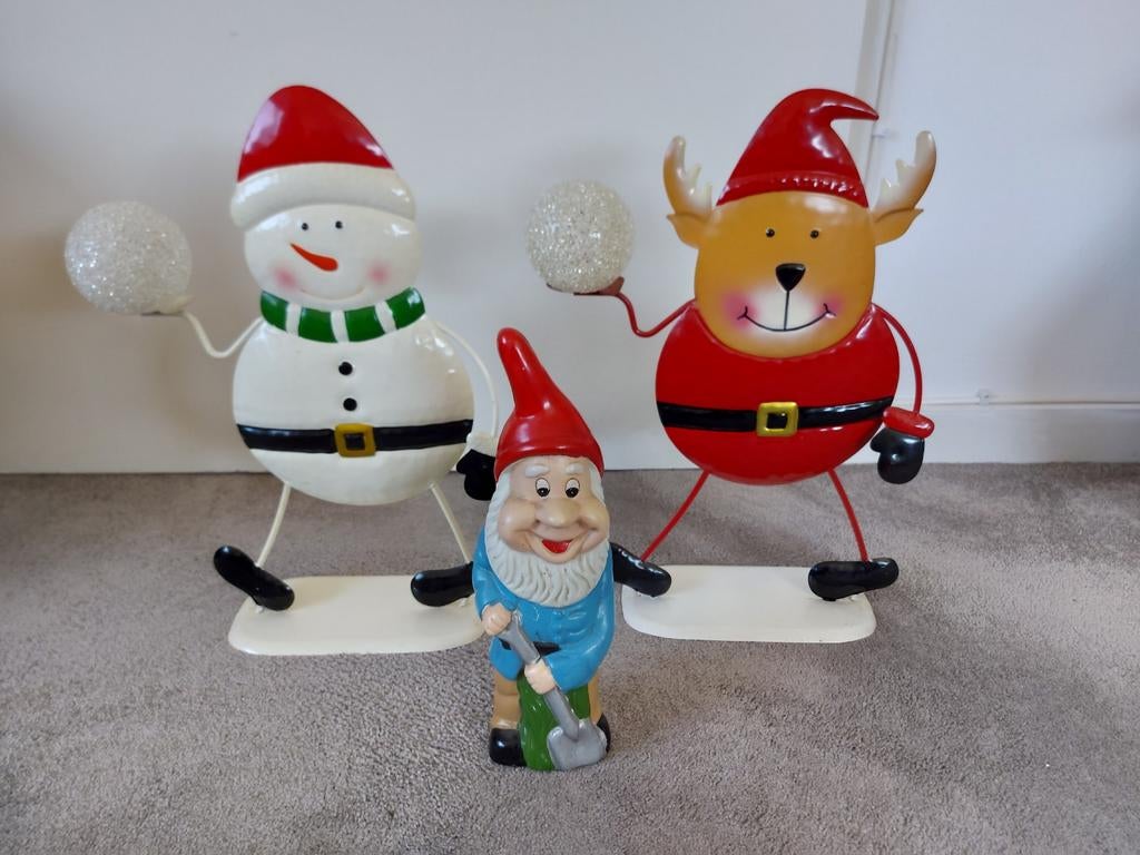 Beeldje Kabouter met schep Metaal Sneeuwpop en hert met verl, Verzamelen, Beelden en Beeldjes, Ophalen of Verzenden, Zo goed als nieuw