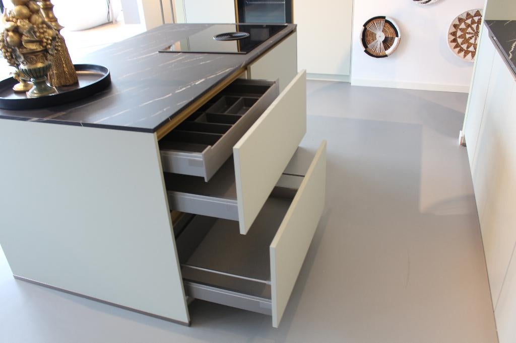 PU22 Luxe eilandkeuken – jade mat –  met goudaccenten, Huis en Inrichting, Keuken | Complete keukens, Ophalen, Overige typen, Nobilia-Werke J. Stickling GmbH & Co. KG
