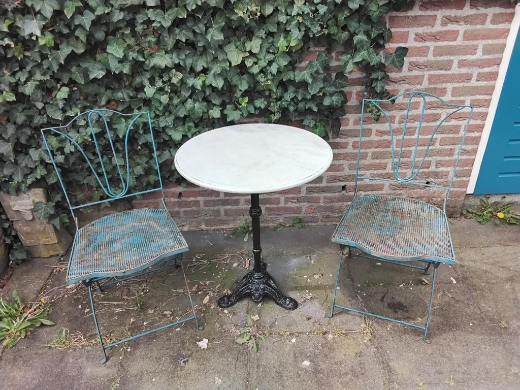 Bistroset marmer blad met 2 ijzeren klapstoelen, Tuin en Terras, Ophalen, Gebruikt, Overige materialen, 2 zitplaatsen