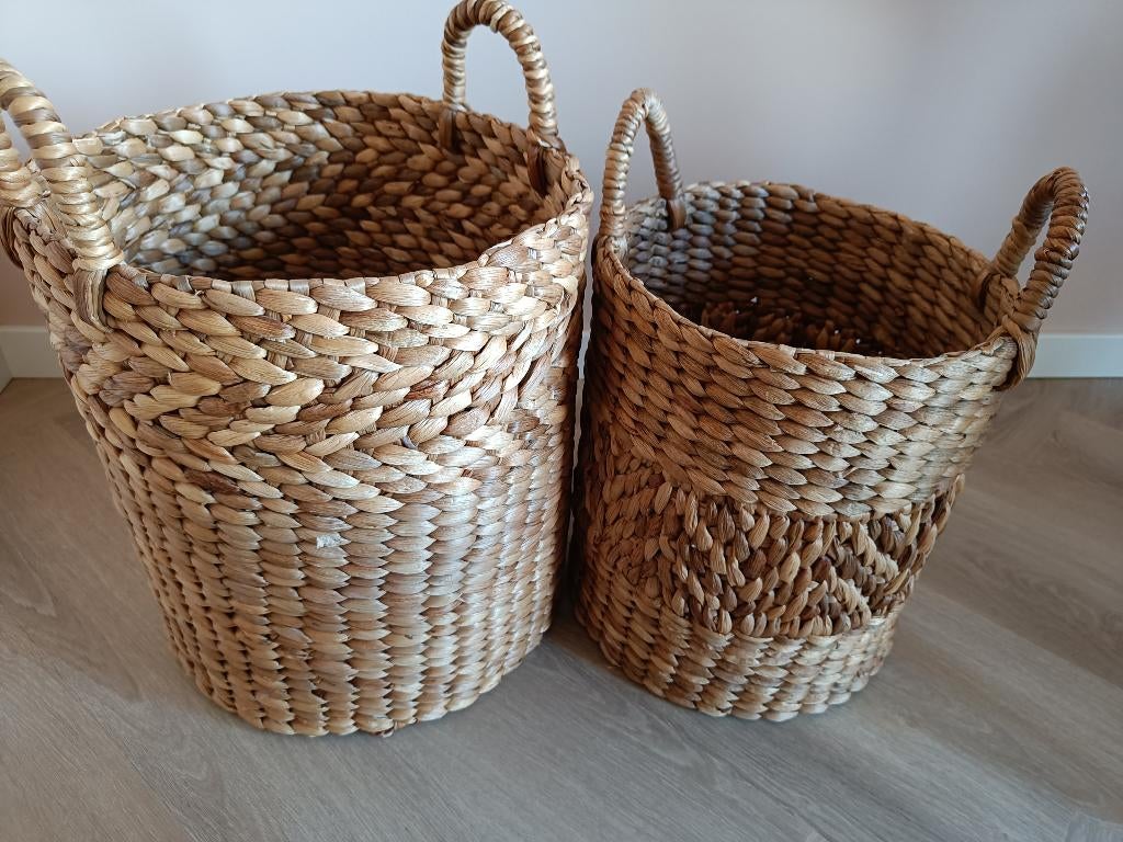 Twee opberg manden riet/rotan, Huis en Inrichting, Woonaccessoires | Schalen en Manden, Ophalen, Mand, Rond, Zo goed als nieuw