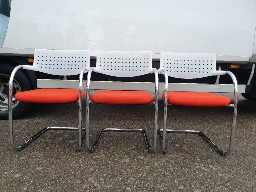 Vitra Visavis design stoel oranje + wit (np 535 euro ps) 2x, Huis en Inrichting, Stoelen, Vitra, Twee, Stof, Wit