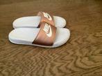 Nike slippers wit met roségouden band maat 36, Kleding | Dames, Slippers, Wit, Ophalen of Verzenden, Gedragen