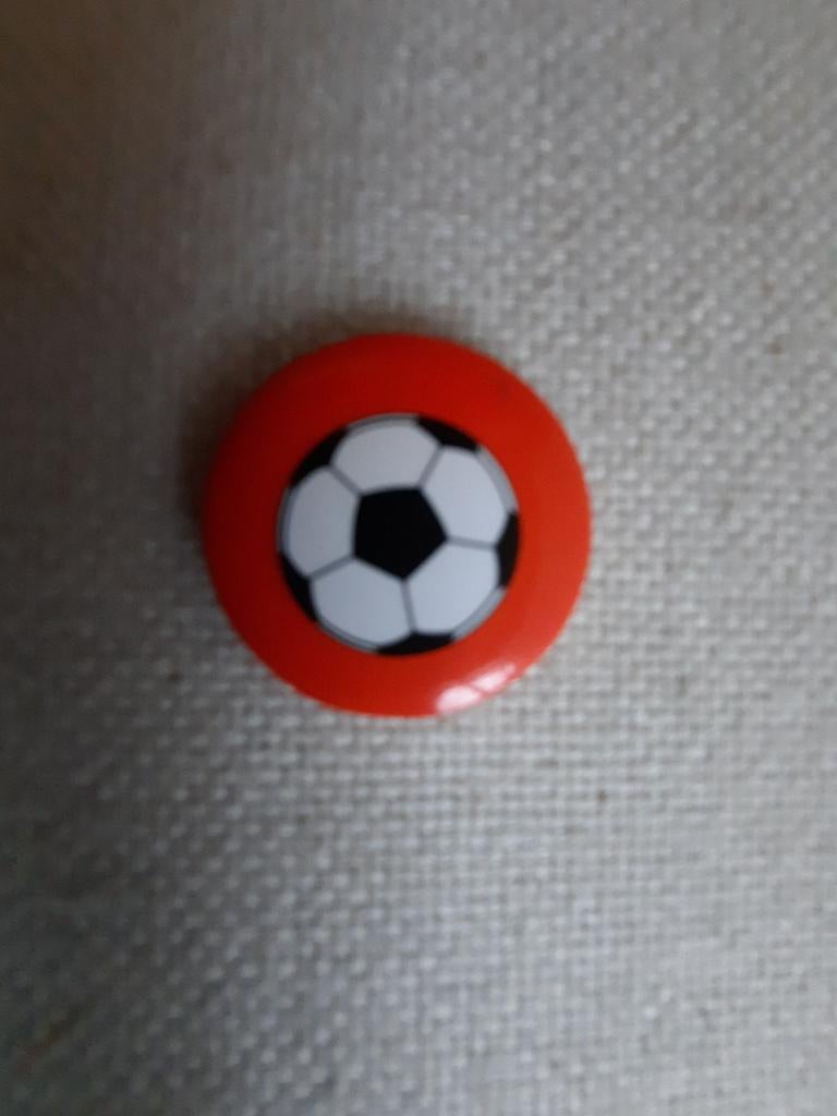 Button oranje met voetbal, Verzamelen, Speldjes, Pins en Buttons, Ophalen of Verzenden, Sport, Button