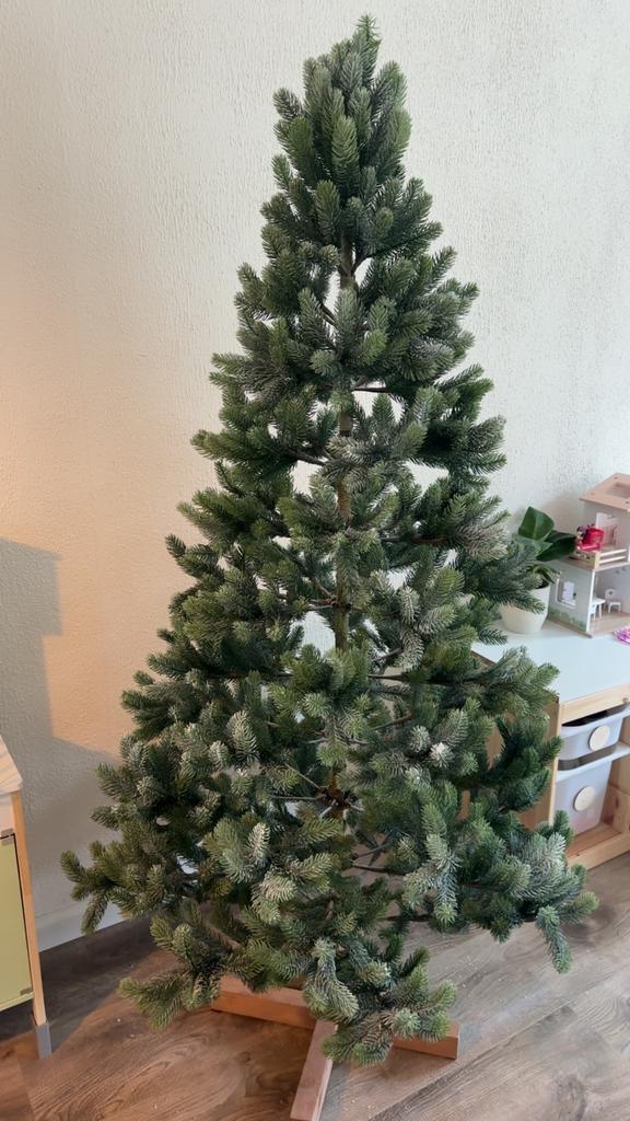 Kunstkerstboom 185 cm hoog. Lijkt op een Nordmann., Diversen, Ophalen, Zo goed als nieuw