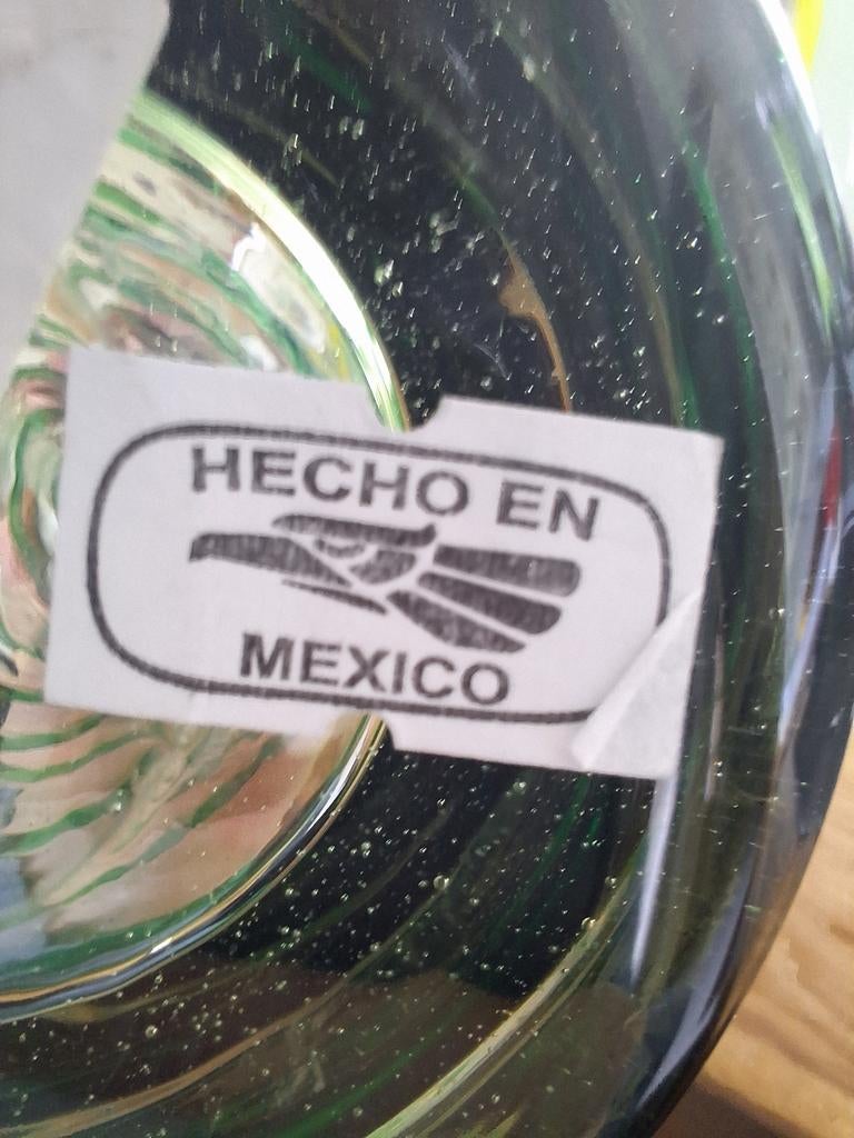 Mooie vaas van groen en blank glas van Hecho en Mexico, Ophalen of Verzenden