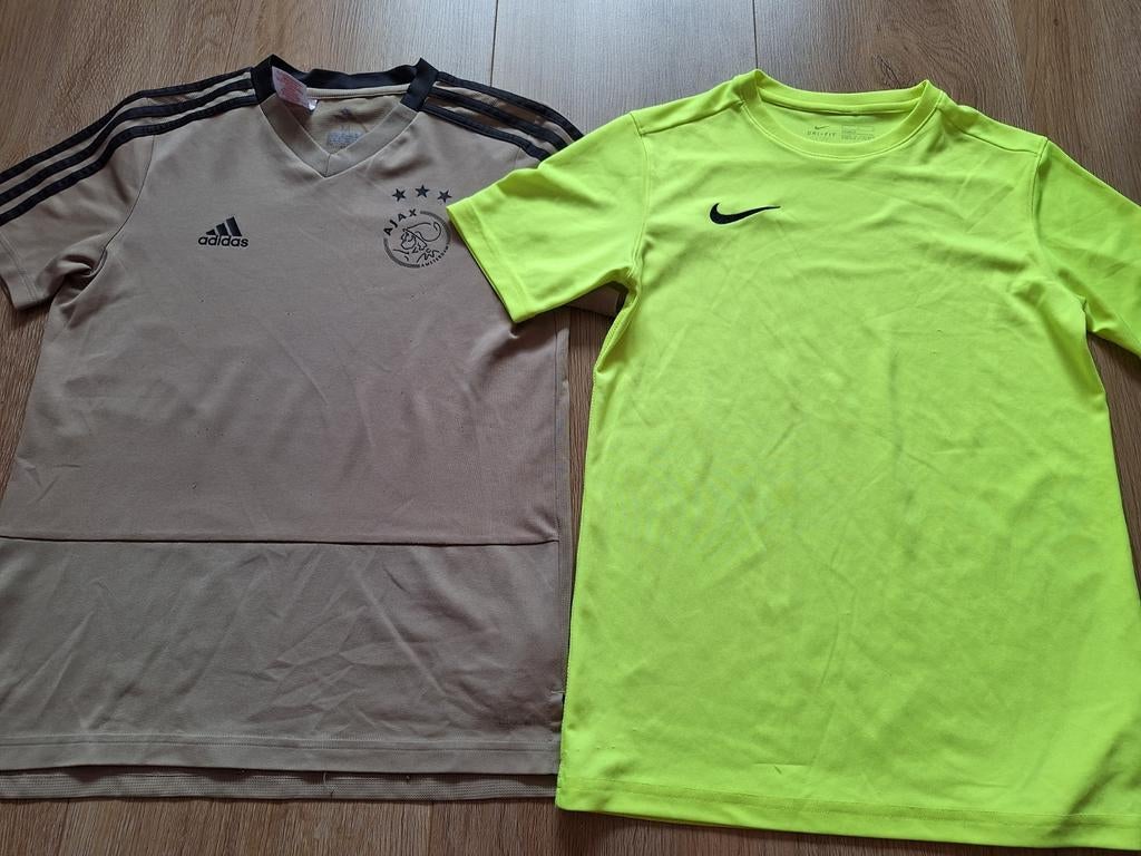 2 leuke sportshirtjes mt 146-152: Adidas Ajax en Nike!, Adidas, Gebruikt, Sport- of Zwemkleding, Ophalen of Verzenden